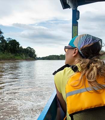 Turista navegando por el lago Sandoval en la Reserva Nacional Tambopata